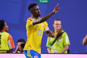 Dávinson Sánchez reclama su gol anulado ante Portugal