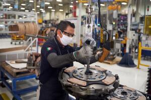 Trabajador industria automotriz México