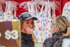 Shakira en aparente estado emocional tras aparecer en el show de Jimmy Fallon.