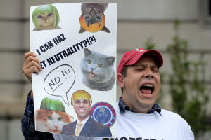 Un defensor de la 'neutralidad de internet' protesta en mayo pasado frente a las oficinas de la Comisión Federal de Comunicaciones en Washington contra el plan de eliminar la regla.