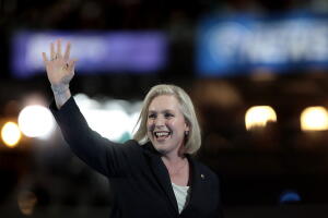 La senadora Kirsten Gillibrand (D-NY) en la Convención Demócrata el 25 de julio de 2016 en Filadelfia, Pennsylvania.