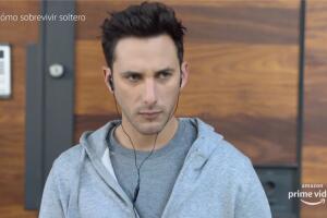 Sebastian en ‘Cómo Sobrevivir soltero’ de Amazon.jpg