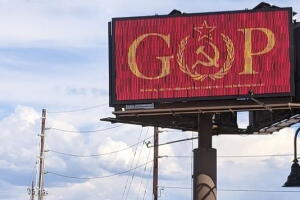 El corazón "comunista" del Partido Republicano, el audaz señalamiento que exhibe una valla en Colorado.