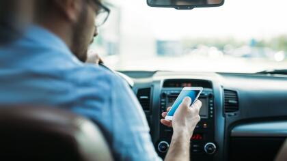 Acciones como enviar mensajes, marcar un celular o hasta cambiar la radio obligan al conductor a quitar la vista del camino.