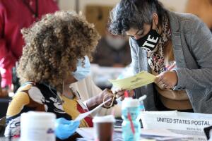 Funcionarias electorales cuentan votos el 5 de noviembre del 2020 en Atlanta, Georgia.