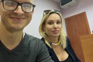 Aparece en Telegram una imagen de la mujer irrumpió en un informativo de la TV rusa con un cartel de “No a la guerra”