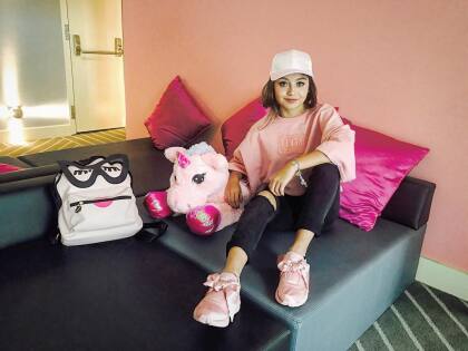 La protagonista de la afamada serie âSoy Lunaâ parece no tener muchas intenciones de tomar clases de manejo: âYo creo que no lo voy a aprender a conducir porque me da miedo. Yo dije: 'es de Barbie y mejor prefiero los que tú mueves con la mano, porque además está bien grandote ya el real'â.