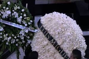 Luis Miguel envió una corona de rosas blancas