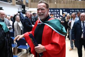 Arnold Schwarzenegger honoris causa doctorado