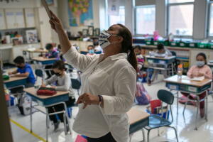 Maestros de Nueva York advierten que podría haber escasez de educadores en las escuelas públicas por el mandato de vacunacion contra el coronavirus.