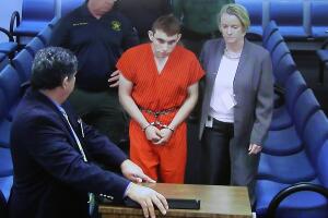 Nikolas Cruz, el autor de la masacre de Marjory Stoneman Douglas High School en Parkland, Florida, frente a la corte del condado de Broward, este 15 de febrero de 2018 en Fort Lauderdale, Florida.