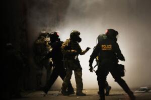 Desde hace casi dos meses fuerzas federales se han enfrentado a diario con manifestantes a las afueras de una corte federal en Portland.