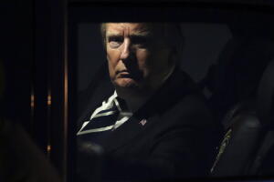 Trump en su auto oficial durante la visita a VIetnam