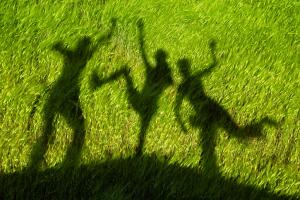 Sombra de niños jugando