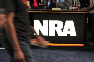 La NRA enfrenta una demanda por fraude en Nueva York que podría forzar su disolución.