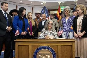 Gobernadora Hobbs veta propuesta de ley que autorizaba uso de fuerza letal en Arizona