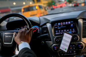 Conductor de Uber al volante