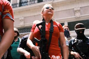 La senadora estatal Amanda Chase porta un arma de fuego durante una manifestación el 4 de julio del 2020 en Richmond, Virginia.