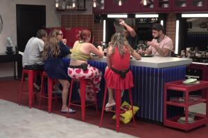 Team Pueblo habla sobre el juego de Adrián en ¿Apostarías por mí?