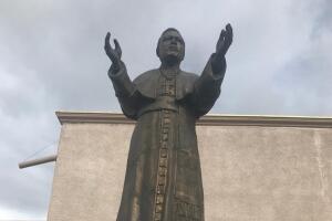 Monumento al cardenal Rivera en su pueblo natal La Purísima en Durango.