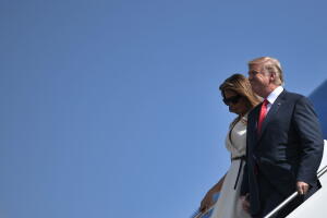 El presidente Donald Trump y su esposa Melania a su llegada a Hawaii, la tarde del viernes 3 de noviembre, desde donde viajaron a Japón.