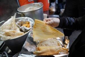 Los tamales, hechos con hoja de maíz o plátano, son uno de los platillos mexicanos más populares.