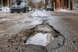 Cómo reclamar a la Ciudad de Nueva York por daños a tu auto ocasionados por baches.