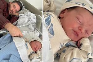 Julián Gil presume que su nieto duerme igual que él