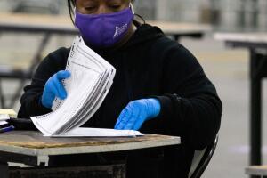 Una trabajadora electoral del condado de Fulton, Georgia, cuenta votos de la elección de senadores del 6 de enero de 2021.