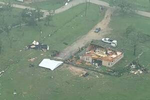 Runaway Bay inicia recuperación tras devastador tornado que dejó un muerto y severos daños.