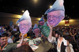Simpatizantes del senador Bernie Sanders y precandidato presidencial demócrata en la convención progresista Netroot Nation de Phoenix, Arizona, en 2015.