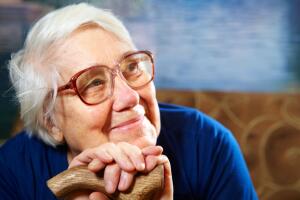 idosa-alzheimer-sorriso-1116-1400x934.jpg