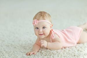 bebé niña rubia con diadema rosa