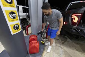 El apagón provocó el cierre de negocios, afectó hospitales, aeropuertos y transporte público, generando escenas de caos e improvisación.