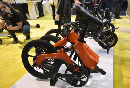 La bicicleta eléctrica plegable Swagtron EB-7 promete ser una alternativa más práctica y ecológica para viajar. MANDEL NGAN / AFP