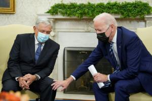 El presidente Joe Biden con el mexicano Andrés Manuel López Obrador en la Oficina Oval de la Casa Blanca.