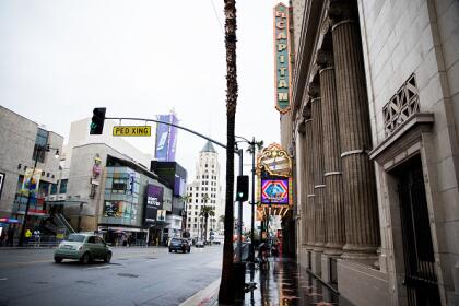 Este es otra vista del bulevar de Hollywood en plena cuarentena obligada en Los Ángeles para evitar suba la curva del coronavirus.