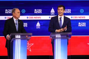 Michael Bloomberg y Pete Buttigieg participan en el décimo debate demócrata en Carolina del Sur.