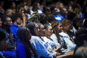 Estudiantes de la Universidad de Hamptom, Virginia, escuchan a la vicepresidenta Kamala Harris.