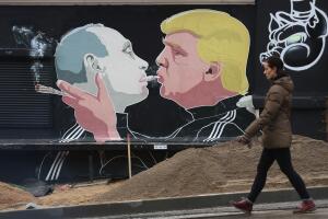 Muñecos, murales, carteles... Donald Trump y Vladimir Putin están 'juntos' por el mundo