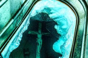 Crucifijo gigante sumergido en el lago Michigan