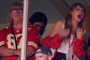 Taylor Swift observa a Travis Kelce desde un palco junto a la madre del jugador, Donna Kelce, dentro del estadio Arrowhead.
