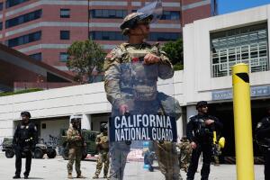 Rechazan solicitud de Newsom para frenar despliegue militar de Trump en Los Ángeles