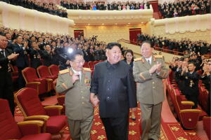 Kim Jon Un en un acto de celebración junto con ingenieros y científicos nucleares que participaron en la prueba de la bomba de hidrógeno.