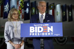Joe Biden y su esposa Jill hablan desde el Centro Constitucional, en Filadelfia, tras conocerse los resultados de las primarias del Gran Martes'. 