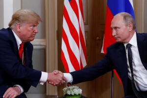 Donald Trump (i) y Vladimir Putin (d) se saludan antes de su encuentro en Finlandia. 