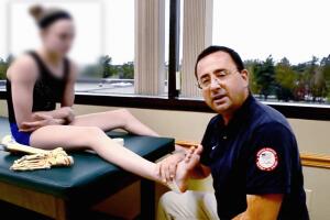 Larry Nassar trabajando