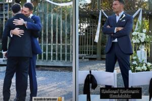 Julián Gil captado en la boda de su hijo.