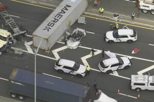 Camión se vuelca y aplasta un auto en la I-78 de Newark: reportan un muerto y tres heridos.