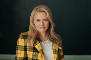 Alicia Silverstone volvió a transformarse en Cher de ‘Clueless’ 28 años después RAKUTEN (1).jpg